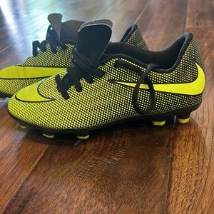 NIKE SOCCER CLEATS BOYS SIZE 1
